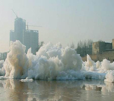 图为泡沫对环境产生严重的危害